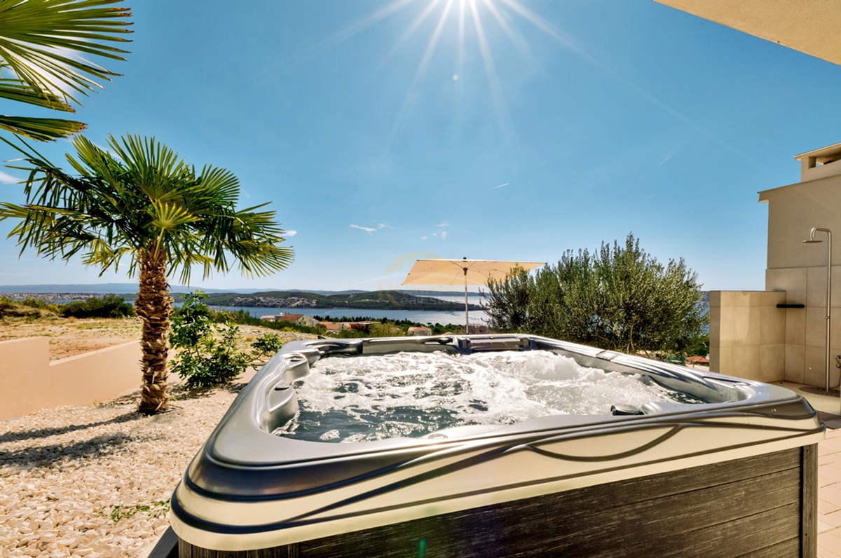 Villa esclusiva a Seget Gornji in un ambiente tranquillo e silenzioso con una splendida vista panoramica